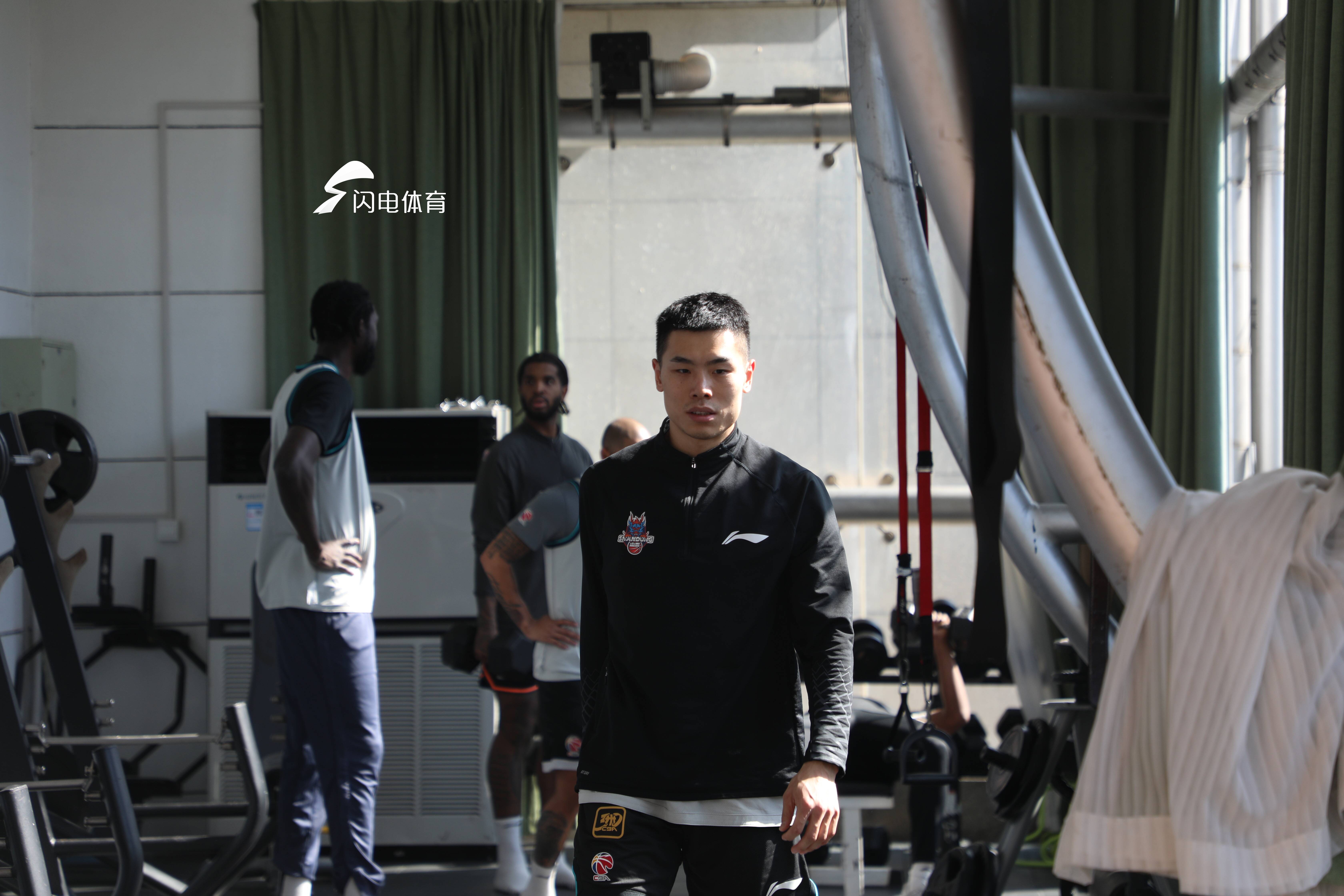 山东男篮发布备战花絮，窗口期扳平良机，社区盾任务艰巨，团队化学反应显著(小蓝鸟体育生放烟花庆祝)