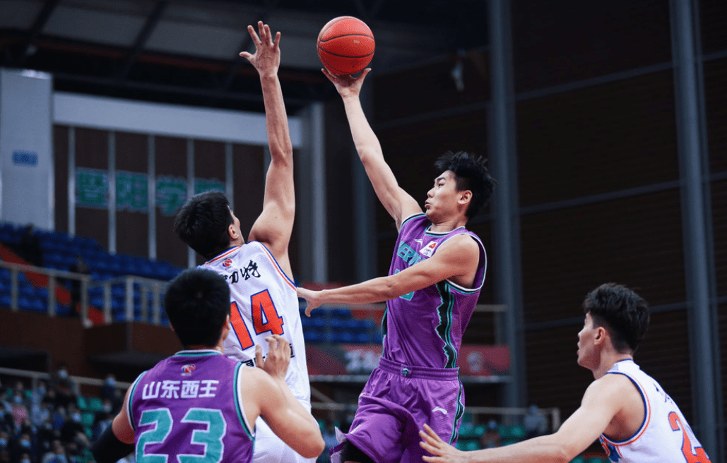 中超倒计时，山东男篮冲刺阶段状态回暖，细节引发关注，压力陡增，临场指挥获称赞的简单介绍